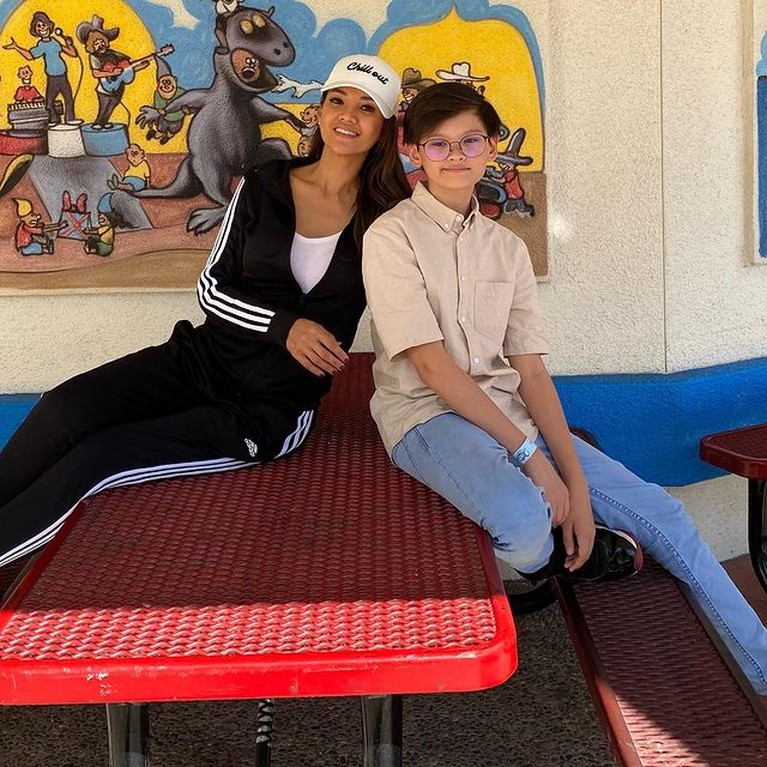Pesona Farah Quinn Bak ABG Foto dengan Sang Putra Seperti Kakak Adik Farah Quinn memiliki seorang putra bernama Armand yang kini beranjak remaja. Foto mereka berdua bak kakak adik, yuk intip!