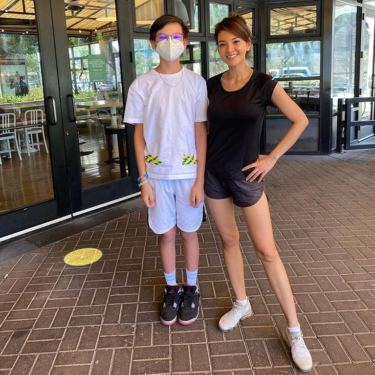 Farah Quinn memiliki seorang putra bernama Armand yang kini beranjak remaja. Foto mereka berdua bak kakak adik, yuk intip!