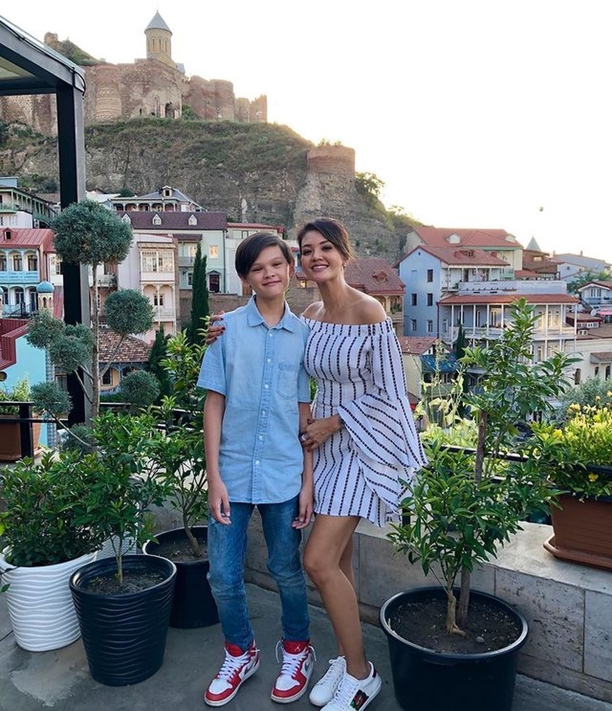 Farah Quinn memiliki seorang putra bernama Armand yang kini beranjak remaja&period; Foto mereka berdua bak kakak adik&comma; yuk intip&excl;