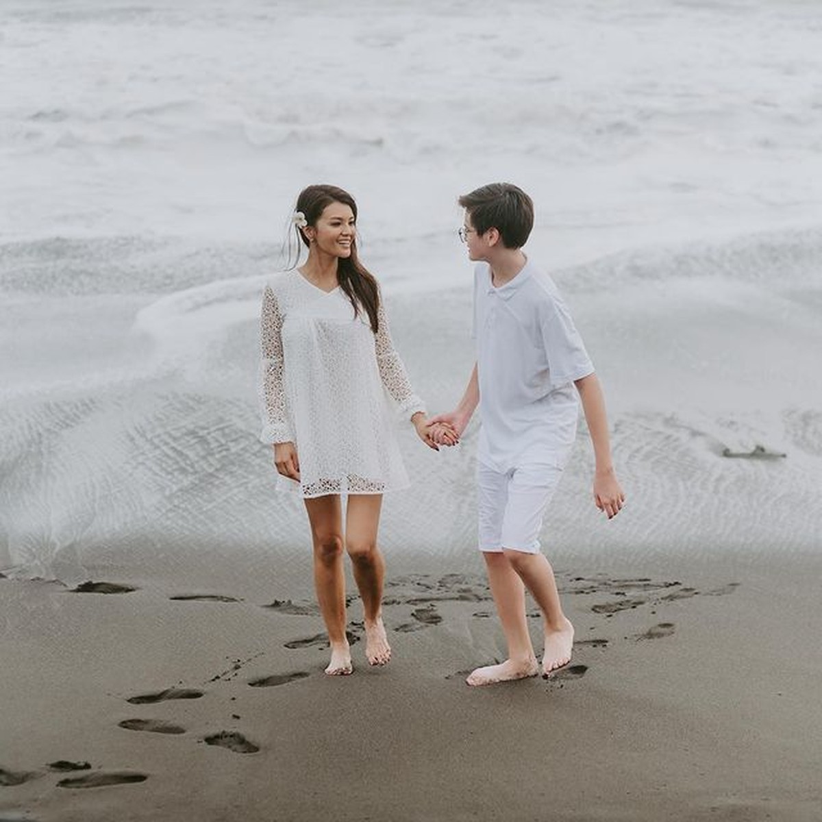 Farah Quinn memiliki seorang putra bernama Armand yang kini beranjak remaja&period; Foto mereka berdua bak kakak adik&comma; yuk intip&excl;