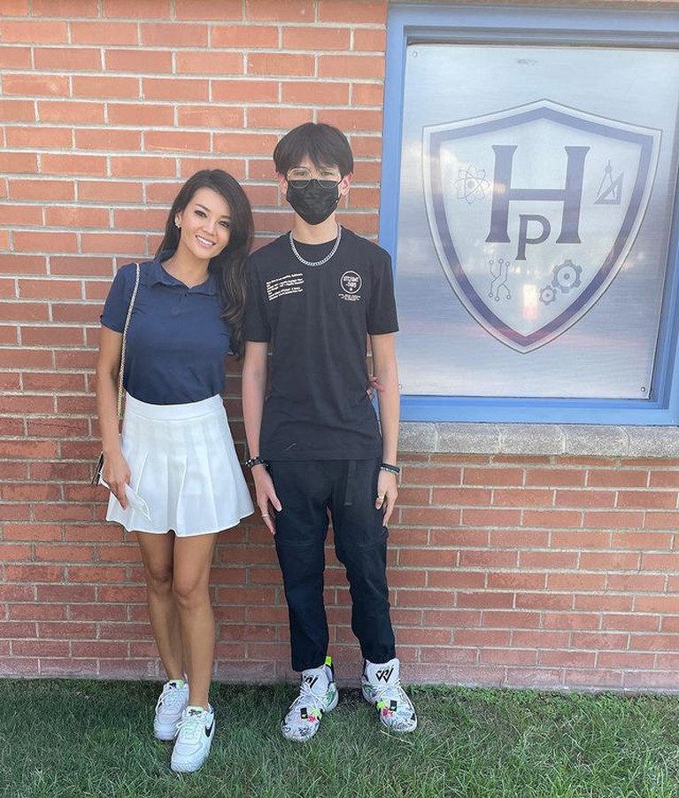 Farah Quinn memiliki seorang putra bernama Armand yang kini beranjak remaja. Foto mereka berdua bak kakak adik, yuk intip!