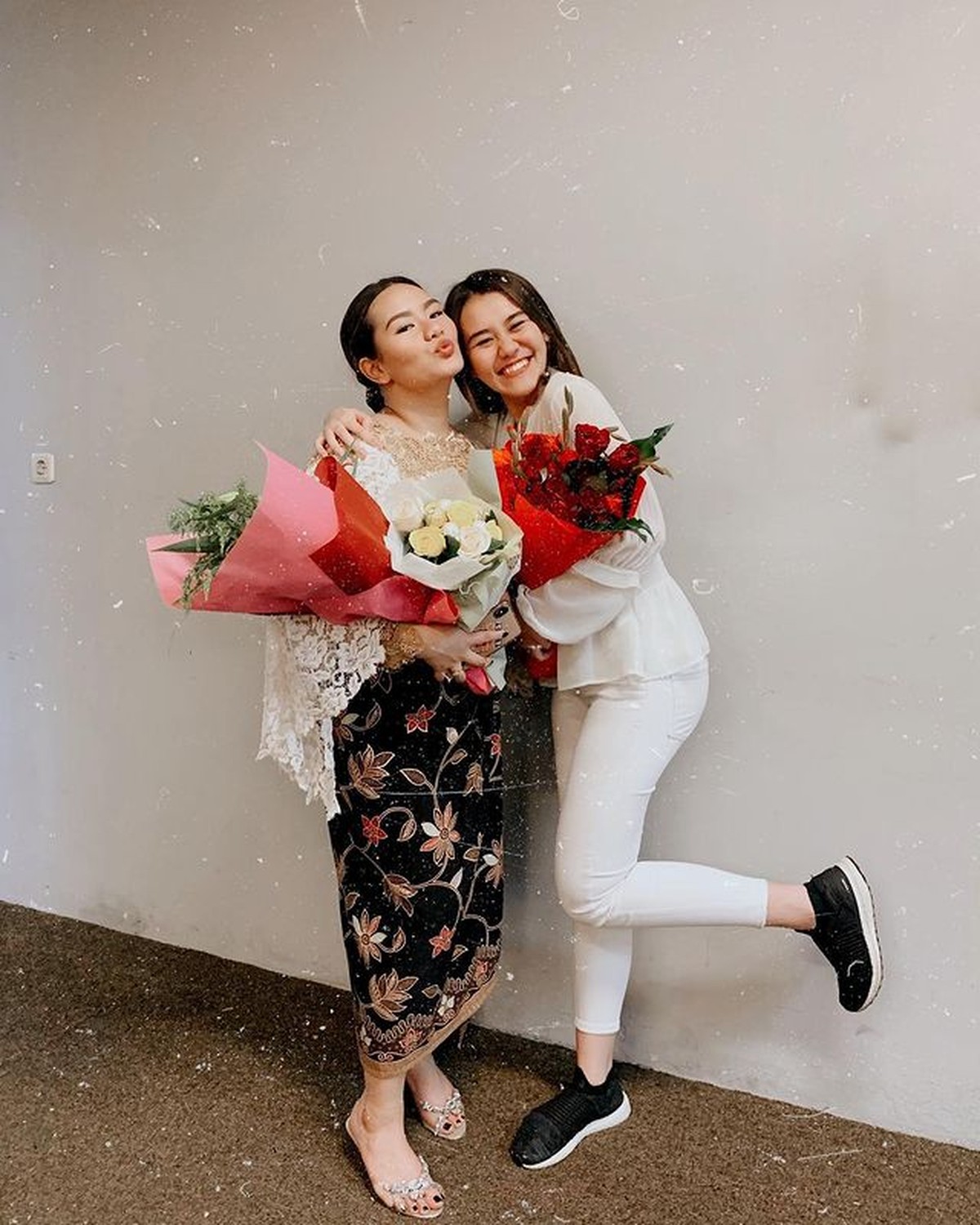 Pernikahan Reza Artamevia dengan Almarhum Adjie Massaid dikaruniai dua putri cantik&comma; Aaliyah dan Zahwa&period; Yuk intip potret mereka&excl;