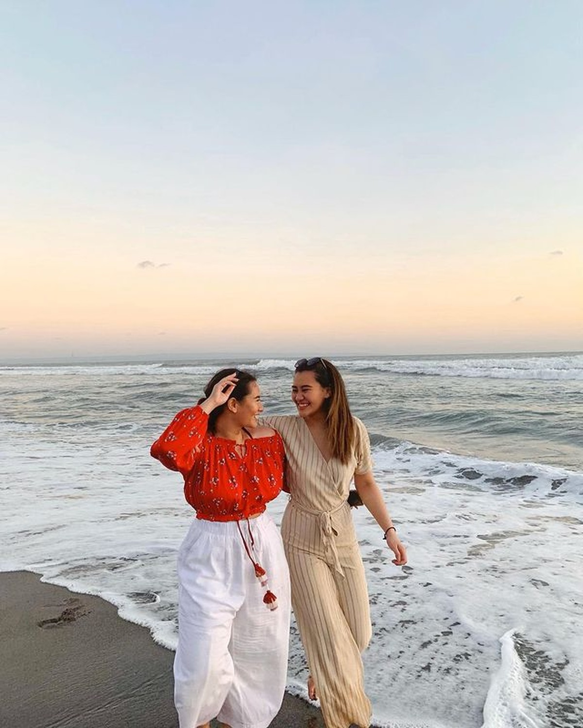 Pernikahan Reza Artamevia dengan Almarhum Adjie Massaid dikaruniai dua putri cantik&comma; Aaliyah dan Zahwa&period; Yuk intip potret mereka&excl;