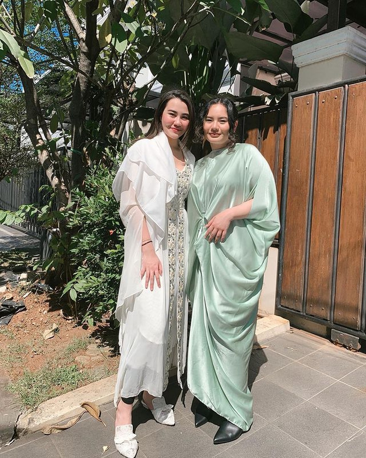 Pernikahan Reza Artamevia dengan Almarhum Adjie Massaid dikaruniai dua putri cantik&comma; Aaliyah dan Zahwa&period; Yuk intip potret mereka&excl;