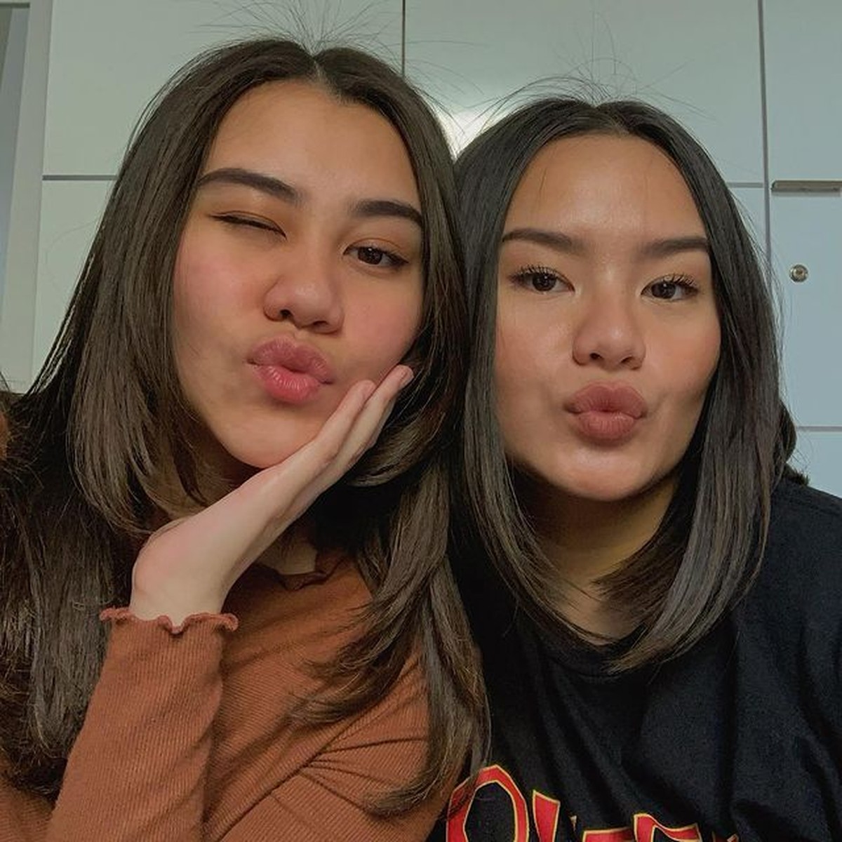 Pernikahan Reza Artamevia dengan Almarhum Adjie Massaid dikaruniai dua putri cantik&comma; Aaliyah dan Zahwa&period; Yuk intip potret mereka&excl;