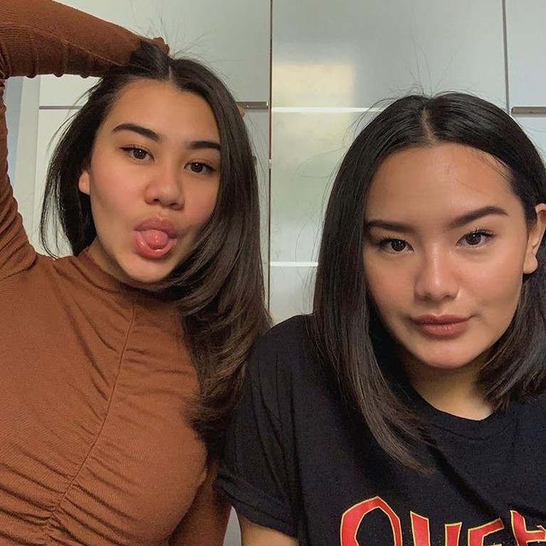 Potret Cantik Aaliyah & Zahwa Putri Alm Adjie Massaid dan Reza Artamevia Pernikahan Reza Artamevia dengan Almarhum Adjie Massaid dikaruniai dua putri cantik, Aaliyah dan Zahwa. Yuk intip potret mereka!