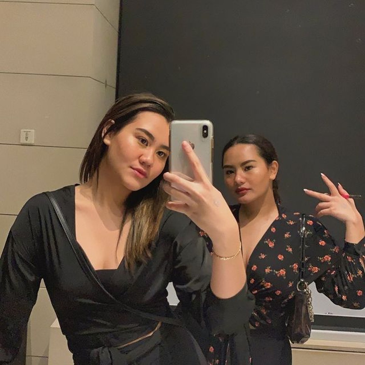 Pernikahan Reza Artamevia dengan Almarhum Adjie Massaid dikaruniai dua putri cantik&comma; Aaliyah dan Zahwa&period; Yuk intip potret mereka&excl;