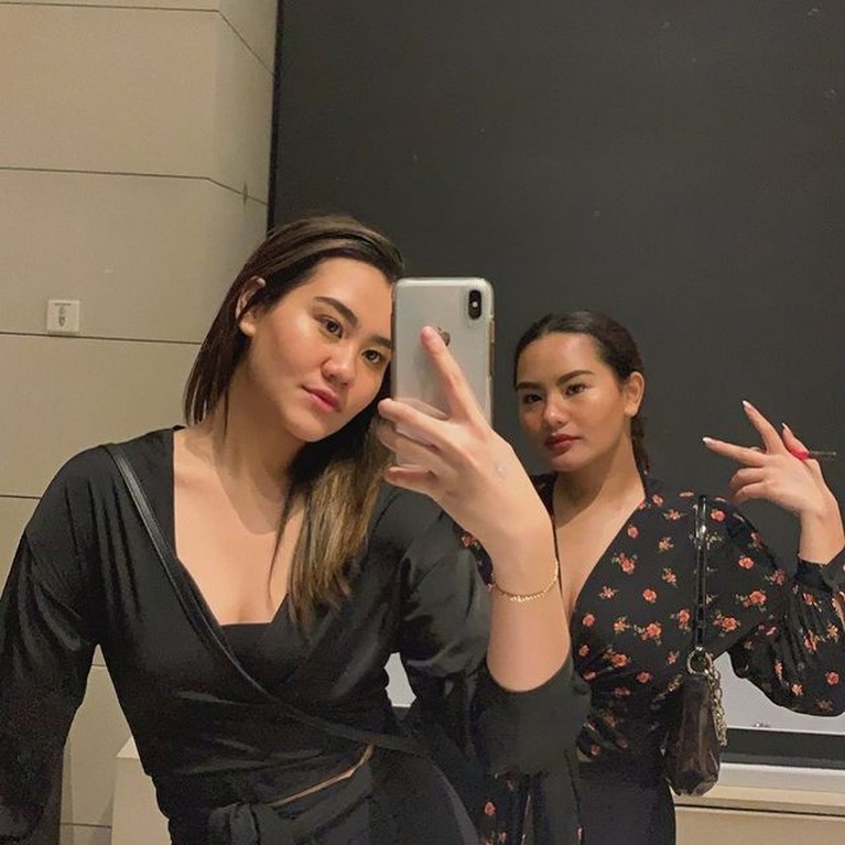 Potret Cantik Aaliyah & Zahwa Putri Alm Adjie Massaid dan Reza Artamevia Pernikahan Reza Artamevia dengan Almarhum Adjie Massaid dikaruniai dua putri cantik, Aaliyah dan Zahwa. Yuk intip potret mereka!