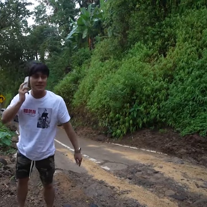 <p>Ada beberapa kejadian selama dalam perjalan menuju rumah di Cianjur. Pertama, mereka harus lalui jalan bekas longsor. (Foto: YouTube: Rizky Billar)</p>