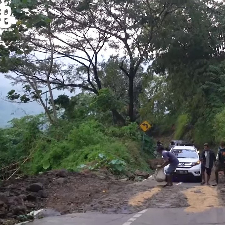 <p>Di sana terlihat beberapa orang tengah membantu pengendara agar dapat melewati jalan tersebut dengan aman. (Foto: YouTube: Rizky Billar)</p>