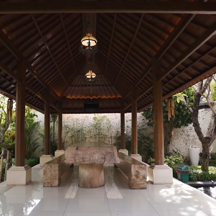 <p>Di pojok halaman, Ajik Krisna memiliki gazebo yang menjadi tempat favoritnya. Ia tak pernah lupa menjamu para tamu dengan berbagai sajian kuliner buatannya untuk disantap di tempat ini. (Foto: YouTube Boy William)</p>