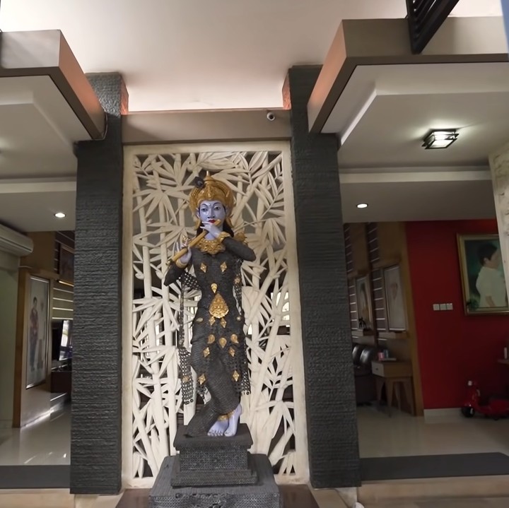 <p>Pemilik Toko Krisna Oleh-Oleh, Gusti Ngurah Anom merupakan salah satu tokoh pebisnis tersohor di Bali. Ia memiliki rumah mewah yang menjadi tempat tinggalnya bersama istri dan empat orang anak. (Foto: YouTube Boy William)</p>