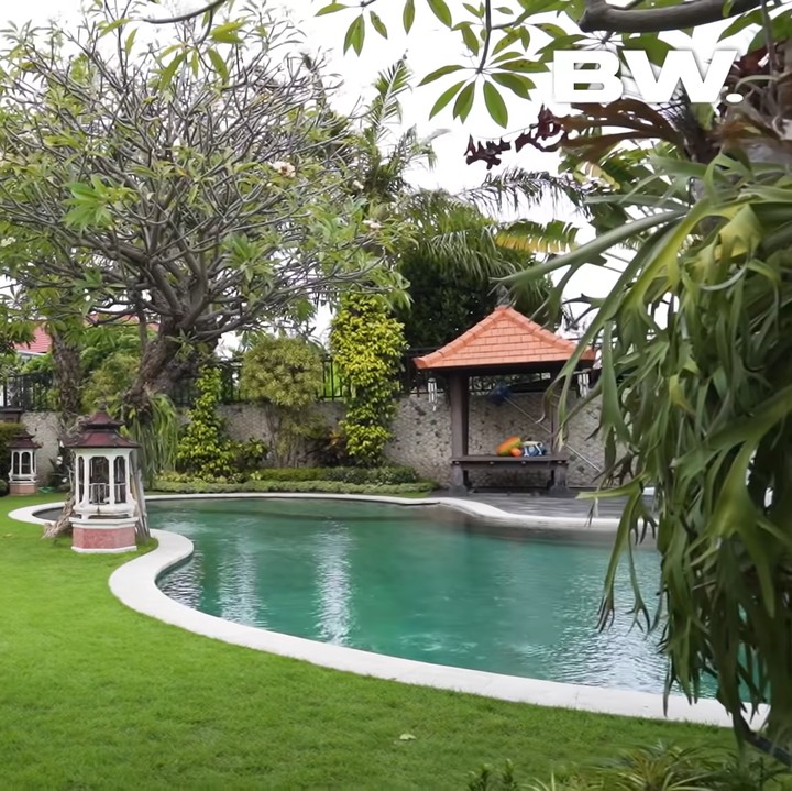 <p>Ajik Krisna juga kerap mengajak tamu yang berkunjung untuk duduk-duduk bersantai di tepi kolam renang. (Foto: YouTube Boy William)</p>