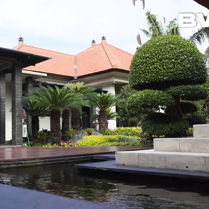<p>Rumah Ajik Krisna mengedepankan konsep teras luas yang memberi nuansa hijau dan asri. Perpaduan kolam dan tanaman hijau bikin pemandangan halaman rumah semakin teduh ya? (Foto: YouTube Boy William)</p>