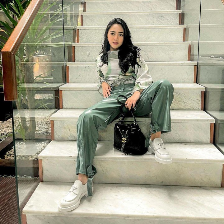 <p>Bahkan tangga rumah Rachel terlihat sangat estetik, lho. Wanita yang akrab disapa Buna ini memilik lantai marmer putih dengan pegangan tangga kayu dan dinding kaca, Bunda. (Foto: Instagram: @rachelvennya)</p>