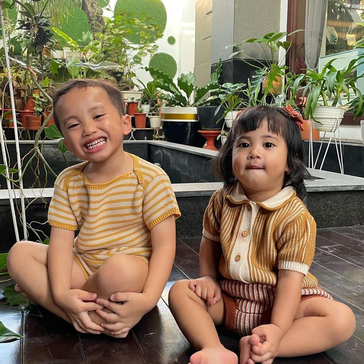 <p>Rachel juga menanam beberapa tanaman hias, nih. Rumahnya pun semakin terlihat sejuk dan asri ya, Bunda. Terlihat nyaman untuk dibuat arena bermain kedua anaknya. (Foto: Instagram: @rachelvennya)</p>