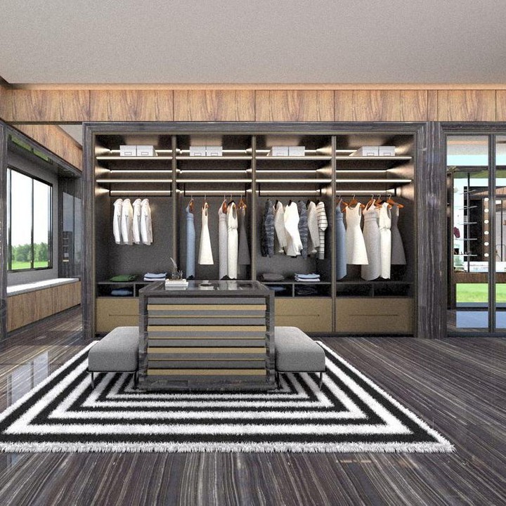<p>Rachel juga sedang membuat walk in closet pribadinya nih, Bunda. Ia pun membagikan gambar desain lemari yang luas dan penuh dengan kabinet. Benar-benar mewah ya, Bunda. Makanya, enggak heran kalau mengundang decak kagum netizen. (Foto: Instagram: @rachelvennya)</p>
