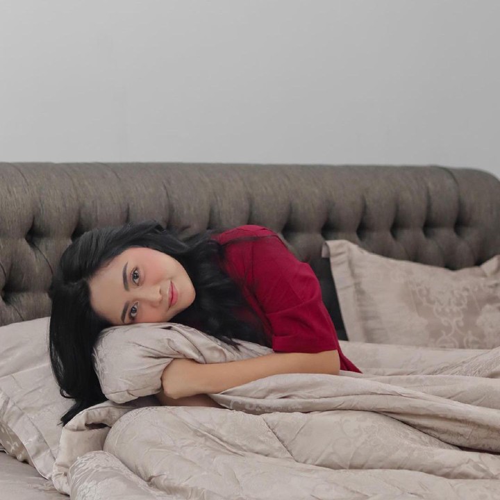 <p>Kamar tidur Rachel sendiri diisi dengan ranjang besar nih, Bunda. Sandaran kepada dipilih dengan warna cokelat yang tampak kontras dengan dinding. (Foto: Instagram: @rachelvennya)</p>