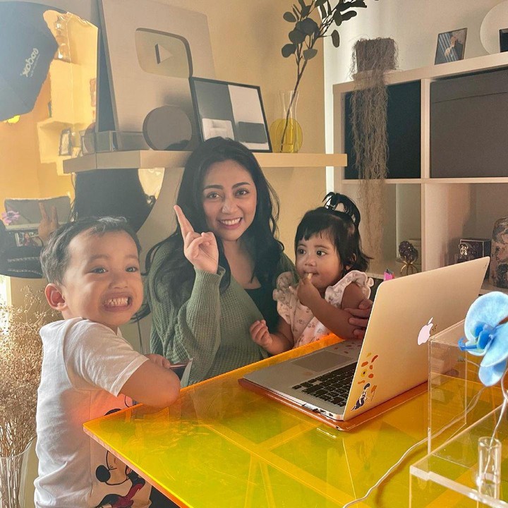 <p>Sebagai seorang pekerja yang memiliki dua orang anak, Rachel juga memiliki ruang kerja sendiri di rumah lho, Bunda. Ia jadi lebih fleksibel saat bekerja sambil menjaga sang buah hati. (Foto: Instagram: @rachelvennya)</p>