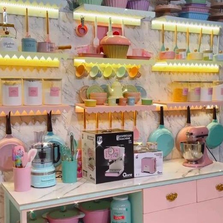 <p>Salah satu sudut dapur Tasyi yang sering dijadikan konten di YouTube-nya. Didekor dengan berbagai peralatan dapur yang berwarna-warni jadi makin cantik. (Foto: Instagram @tasyiiathasyia)</p>