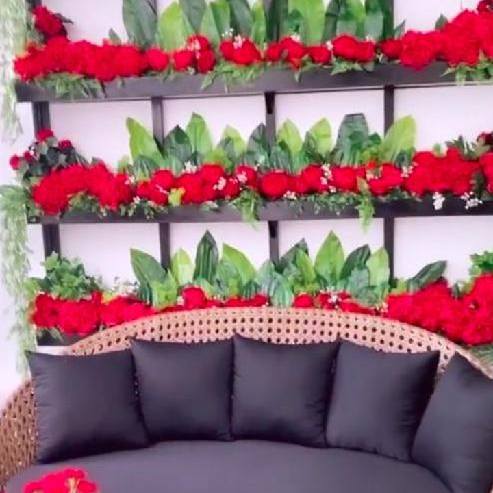 <p>Salah satu sudut rumahnya yang digunakan untuk santai atau membuat konten di YouTube-nya. Dihias dengan bunga mawar palsu makin cantik ya? (Foto: Instagram @tasyiiathasyia)</p>