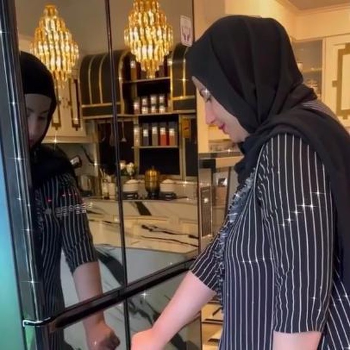 <p>Di dekat dapur, ada juga kulkas sultan seharga Rp50 juta. Tasyi belum lama ini menunjukkan kulkas barunya itu yang memiliki banyak kompartemen dan juga layar sentuh. (Foto: Instagram @tasyiiathasyia)</p>