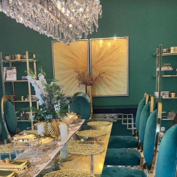 <p>Ruang makan di rumah Tasyi yang bernuansa hijau. Meski warnanya vibrant, tapi enggak meninggalkan kesan mewah ya? (Foto: Instagram @tasyiiathasyia)</p>