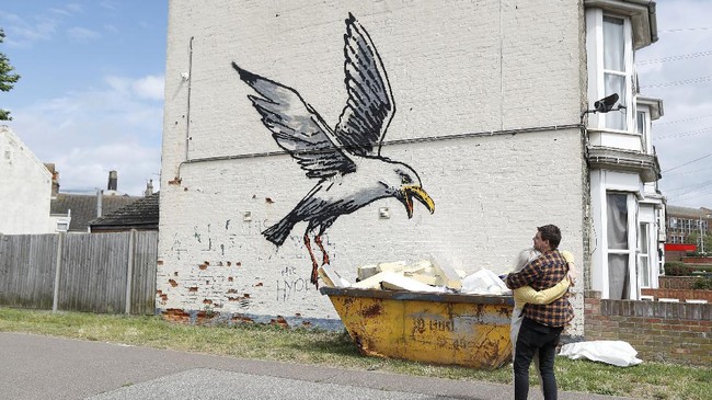 FOTO: Grafiti 'Rasa' Banksy Bermunculan di Pesisir Inggris