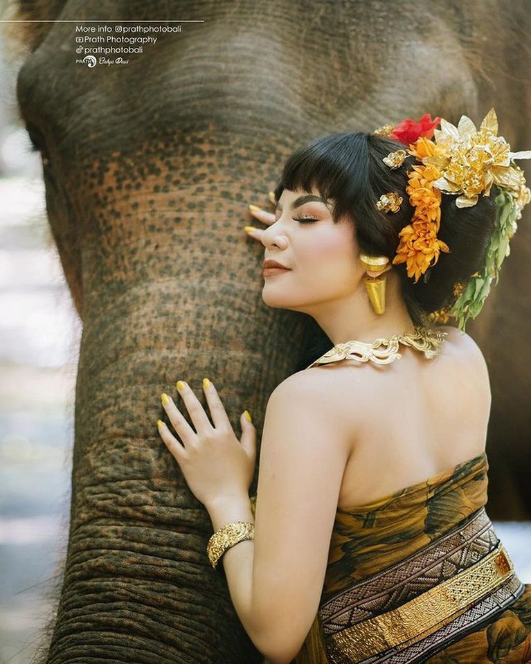Usai Heboh Berbikini, Dinar Candy Tampil Anggun Pakai Baju Adat Bali