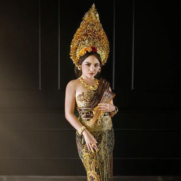 Lepas Bikini, Dinar Candy Pakai Baju Adat Bali & Pelukan dengan Gajah