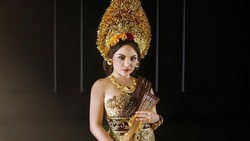 img-title Lepas Bikini, Dinar Candy Pakai Baju Adat Bali & Pelukan dengan Gajah