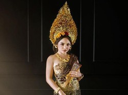 Lepas Bikini, Dinar Candy Pakai Baju Adat Bali & Pelukan dengan Gajah