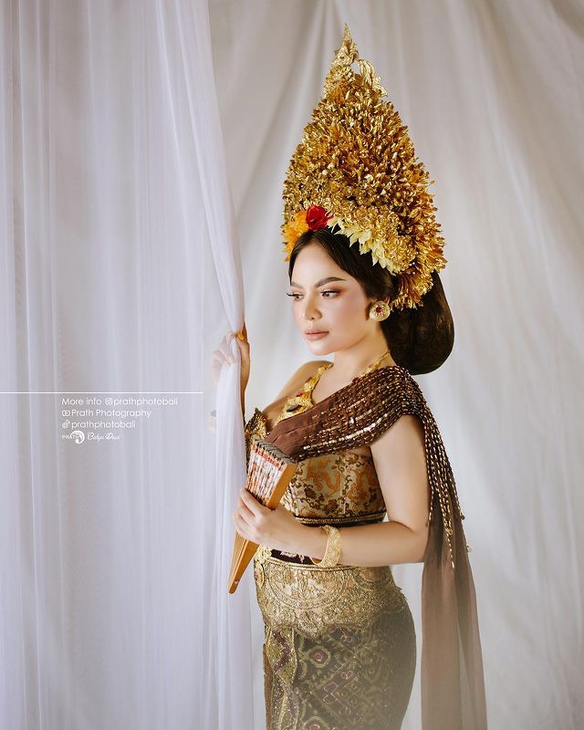 Usai Heboh Berbikini&comma; Dinar Candy Tampil Anggun Pakai Baju Adat Bali