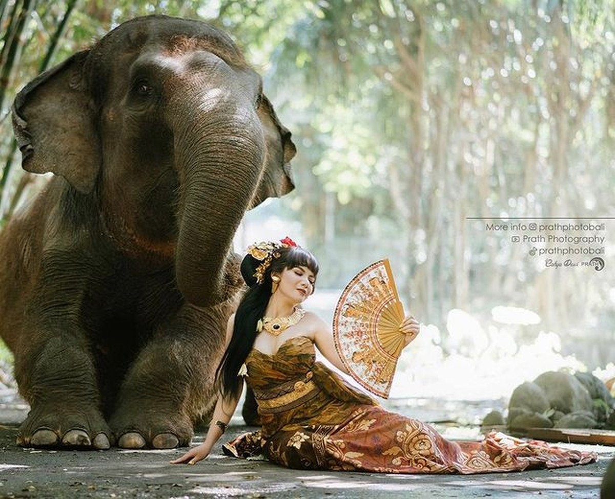 Usai Heboh Berbikini&comma; Dinar Candy Tampil Anggun Pakai Baju Adat Bali
