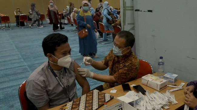 Menkes menyebut pemerintah masih mengkaji agar setiap orang yang ingin mendapat vaksin booster bisa memilih sendiri jenis vaksin Covid yang akan digunakan.