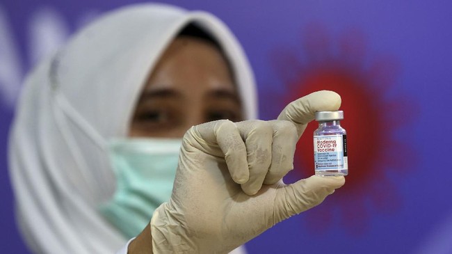 Ekonom menilai ironi pemerintah mengalokasikan anggaran membangun ibu kota baru, tapi vaksin booster untuk masyarakat umum dikaji bayar alias tidak gratis.