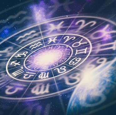 5 Zodiak Bucin Saat Baru Pacaran, Hati-hati Jadi Korban 'Tinder Swindler'