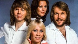 Lirik Lagu Slipping Through My Fingers - ABBA
