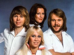 Lirik Lagu Slipping Through My Fingers - ABBA