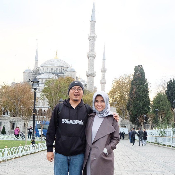 <p>Hidup sukses berlinang harta, Achmad Zaky kerap mengajak sang istri berlibur ke luar negeri. Tengok saja potret mereka ketika plesir ke negara lain. (Foto: Instagram @diajenglestari)</p>