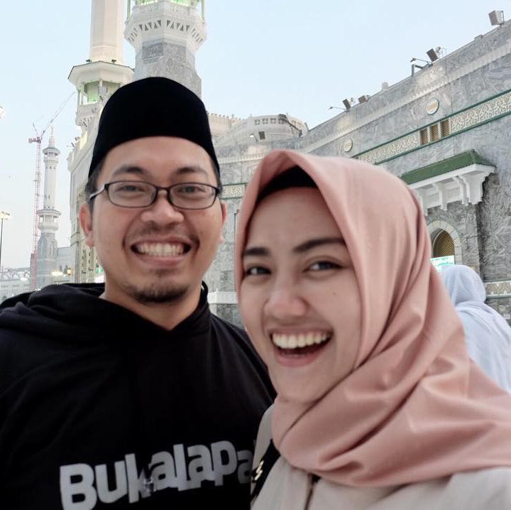 <p>Achmad Zaky merupakan salah satu pebisnis tersohor di Tanah Air. Namanya pernah masuk ke dalam jajaran orang terkaya di Indonesia. Di balik kesuksesan itu, ada istri cantik yang setia mendampingi Achmad Zaky. (Foto: Instagram @diajenglestari)</p>