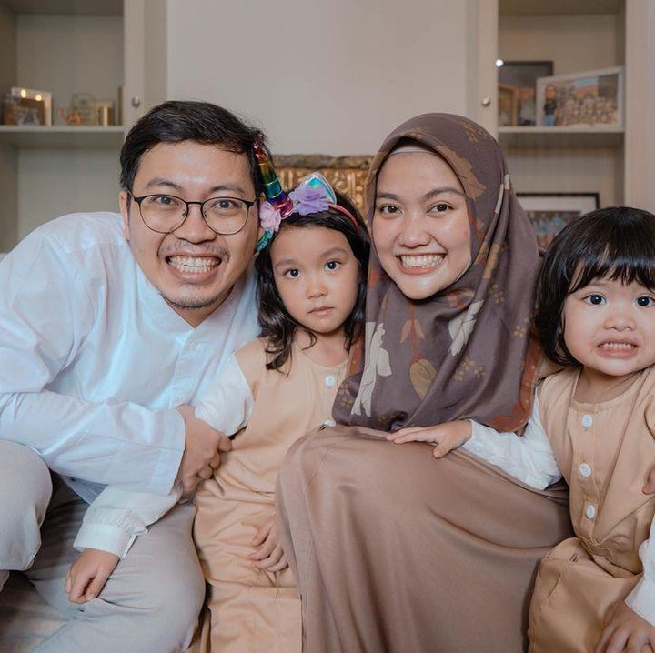 <p>Achmad Zaky dan Diajeng Lestari hidup bahagia bersama anak mereka, Bunda. Mereka hidup sukses berkat perjuangan masing-masing dalam berbisnis. (Foto: Instagram @diajenglestari)</p>