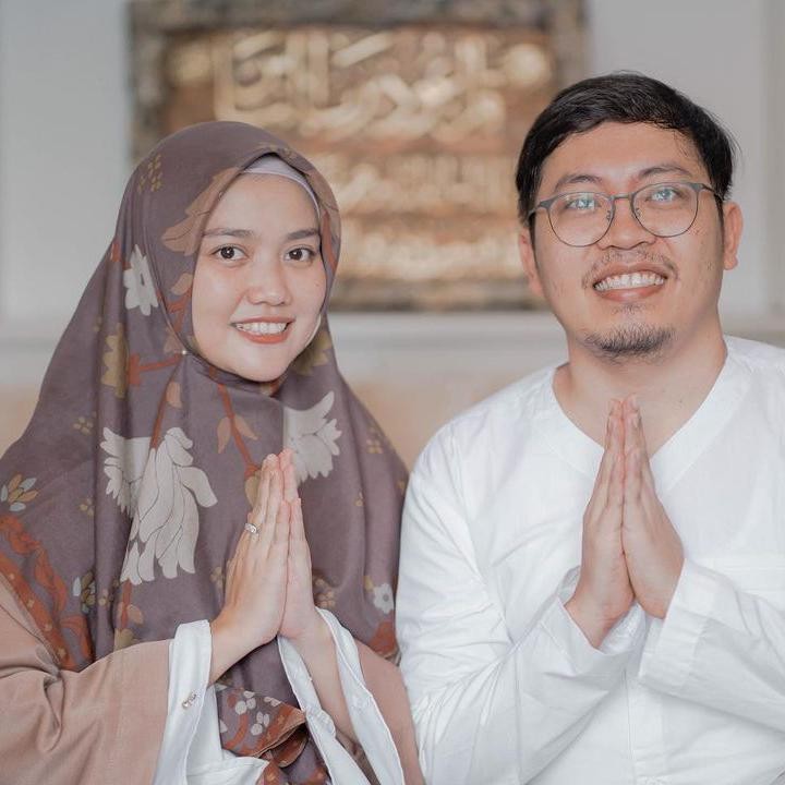 <p>Lewat Instagram, hijaber cantik itu kerap mengunggah potret kebersamaan mereka. Tampak serasi dan hidup sukses bersama, banyak orang menyebut mereka sebagai couple goals. (Foto: Instagram @diajenglestari)</p>