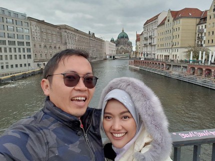 Foto Mesra Orang Terkaya RI Baru, Founder Bukalapak Achmad Zaky & Istri