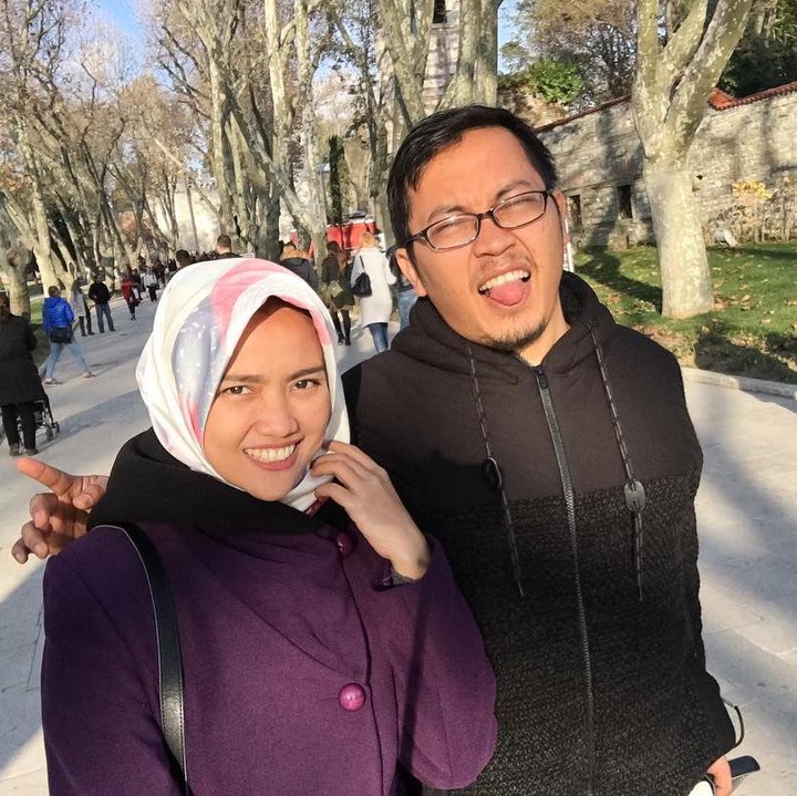 <p>Hidup bersama sejak 2011, Achmad Zaky dan Diajeng Lestari masih terlihat seperti pasangan yang baru saja menikah. Merekat tak segan memperlihatkan kemesraan. (Foto: Instagram @diajenglestari)</p>
