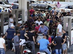 Lebanon Lumpuh karena BBM Langka, Warga Nekat Cegat Mobil Tangki