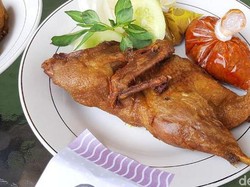 Huaah! Bebek Goreng Surabaya Sambal Cobek Ada di 5 Tempat Ini