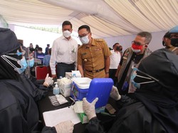 Dorong Produktivitas Pekerja, BPJAMSOSTEK Gelar Vaksinasi di Karawang