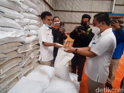 Bulog Ganti Beras Berbau-Berkerikil yang Diterima Warga Tasikmalaya