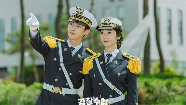 Police University merupakan drama terbaru yang dibintangi Jung Soo-jung (Krystal), Cha Tae-hyun, dan Jinyoung.